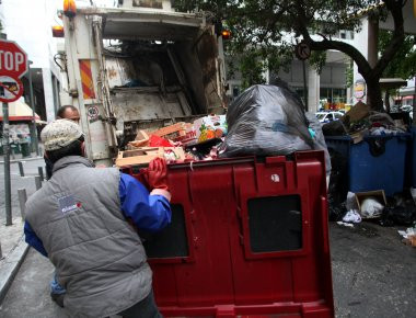 Λαμία: Συνέλαβαν τον αντιδήμαρχο επειδή... συνέβαλε στην αποκομιδή των σκουπιδιών (φωτό)